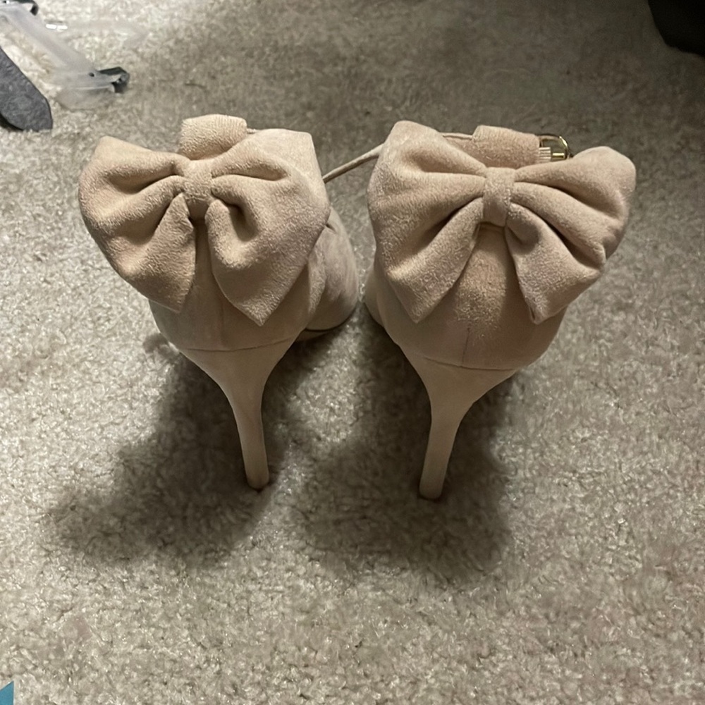 Heels with bow on the ankle